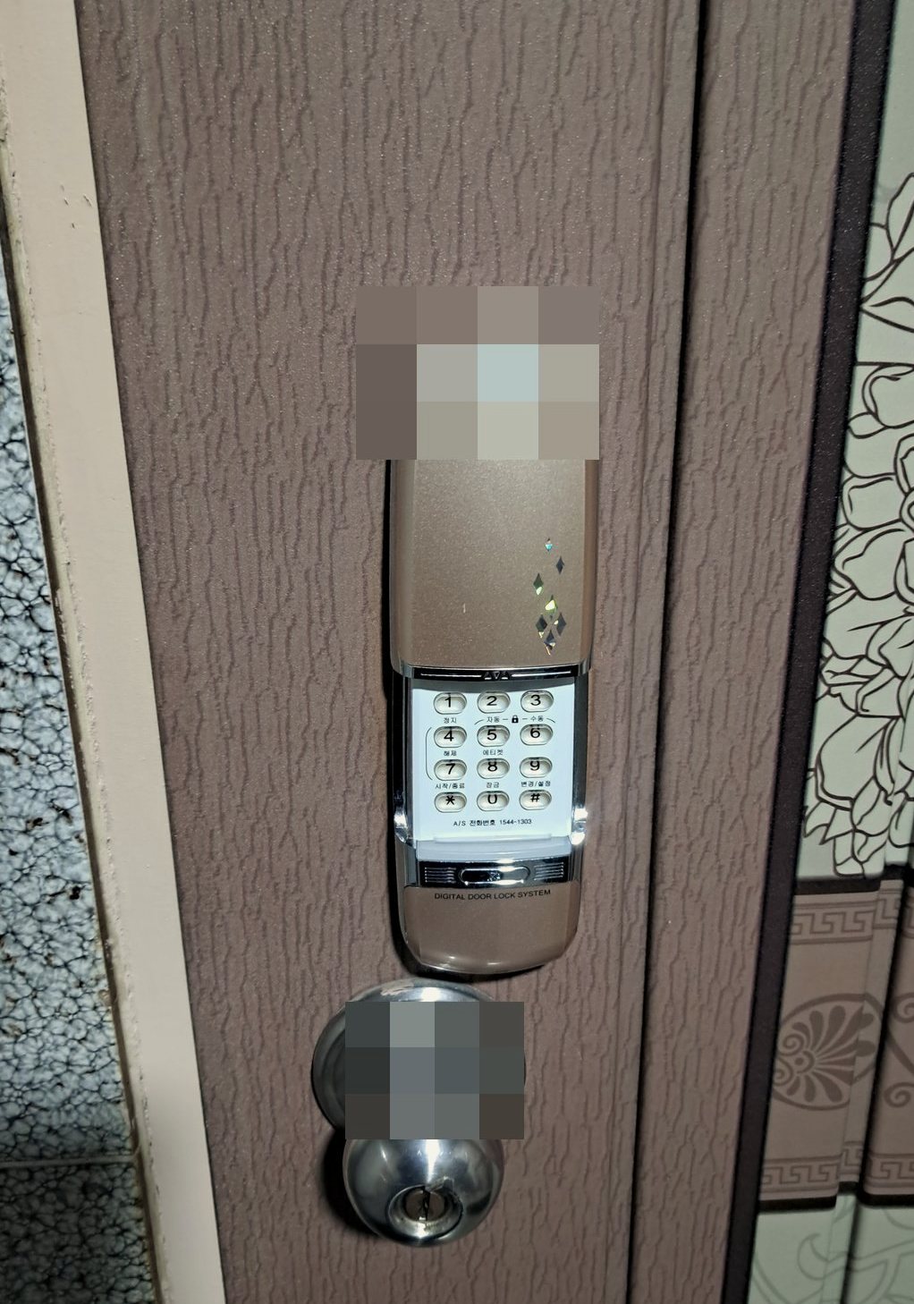 구로구 항동 출장 — 갈색 질감 문에 단 샴페인 빛 번호판 도어락과 아래의 열쇠 구멍 달린 둥근 손잡이